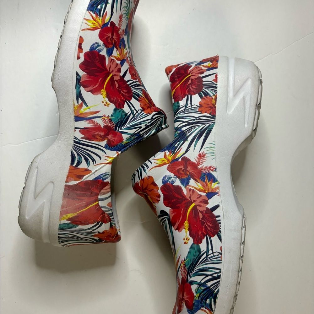 Happy by Delta Uniforms Tropical Floral Women's Nursing Clogs Sz 10